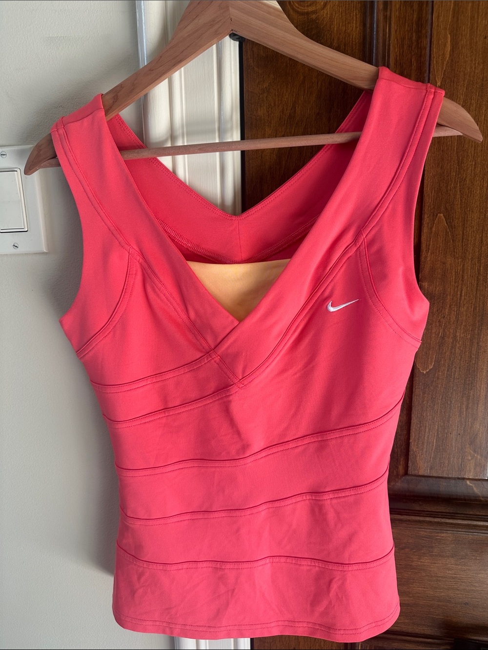 Nike ladies Coral-Pink Athletic V-Neck Tank Top EUC Sz Medium Tennis